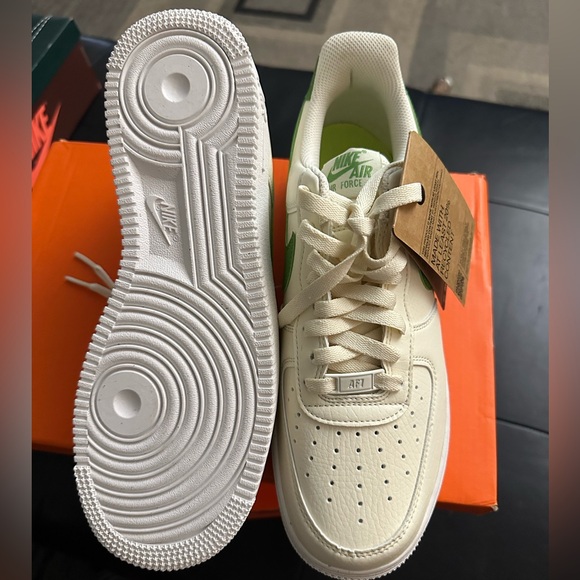 Brand new women’s Air Force one never worn in box size 9 1/2 - Picture 4 of 4